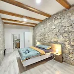 Steinhaus Mit Privatem Aussenpool By Interhome Feriehus *